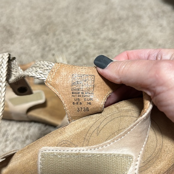 Women’s Taos Sandals.  Tan on color. Size 5-5.5. (36) - Picture 8 of 9
